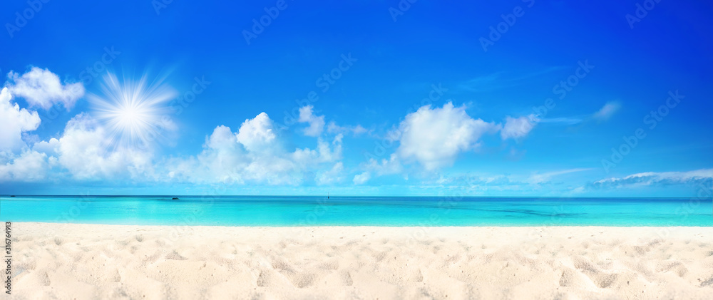 Fototapeta Piękna plaża z białym piaskiem, turkusową ocean wodą i niebieskim niebem z chmurami w słonecznym dniu. Widok panoramiczny. Naturalne tło na letnie wakacje.