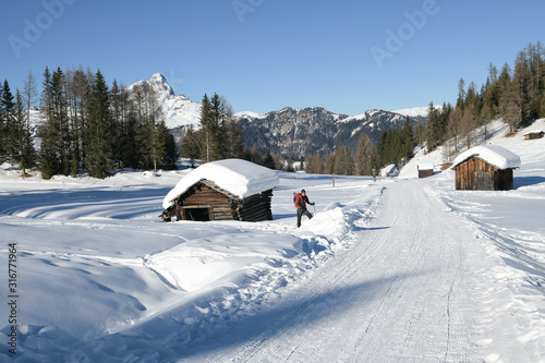 Geheimtipp - Winterwandern statt Skifahren im traumhaft schönen, tief verschneitem Gebiet der Armentara - wiesen zwischen Wengen und St. Leonard in den Dolomiten © Thomas