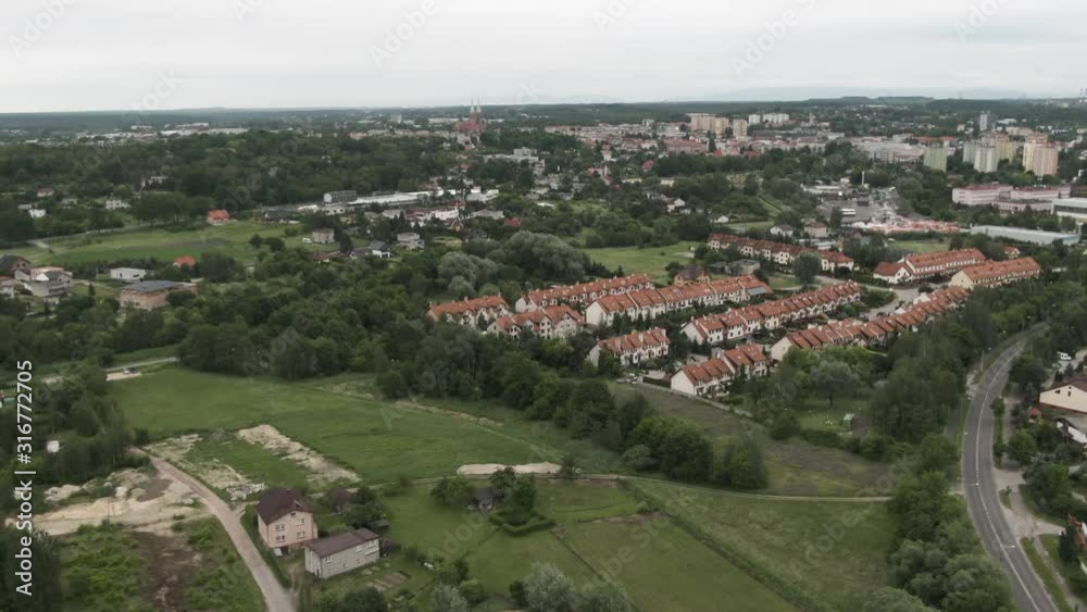 Panorama terenów podmiejskich z osiedlem domów szeregowych z lotu ptaka Panorama terenów podmiejskich z osiedlem domów szeregowych z lotu ptaka
