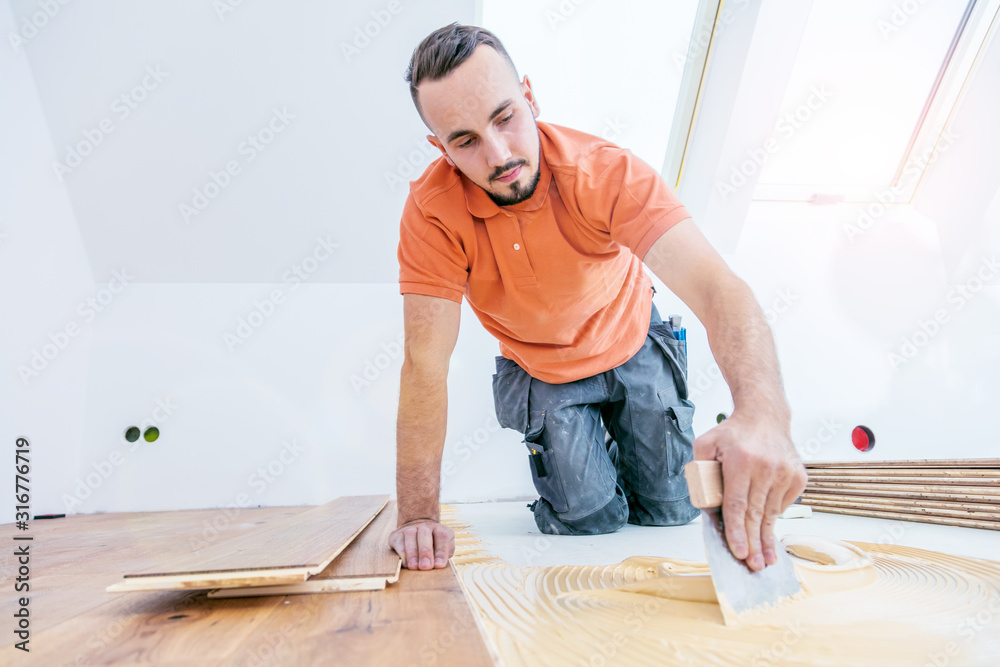 Handwerker verleget Parkett boden in einem modernen neubau Haus Handwerker verleget Parkett boden in einem modernen neubau Haus