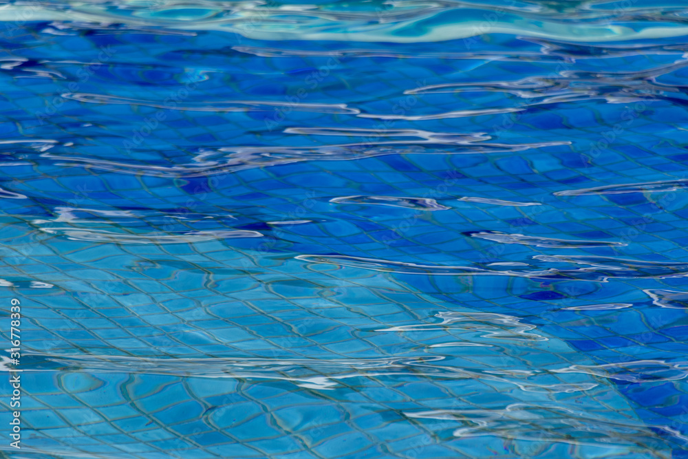 Ondas na piscina com tonalidaes de azul