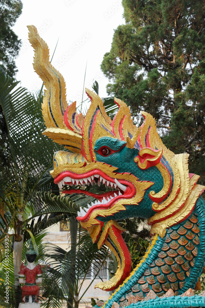 Obraz premium Naka statue in the Buddhist temple.