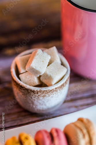 Morceaux de sucre dans un pot en grès