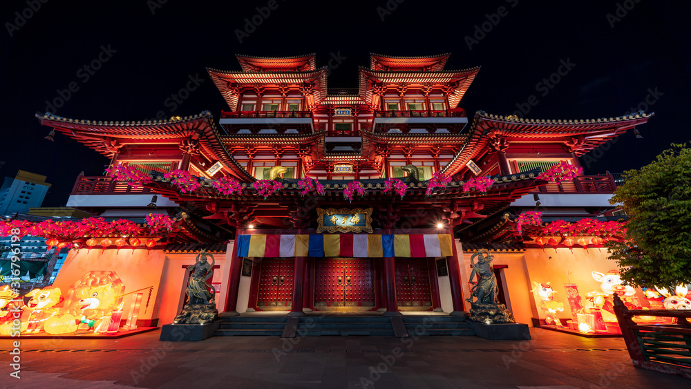 Naklejka premium Facade of Buddha Tooth Relic Temple & Museum at night
