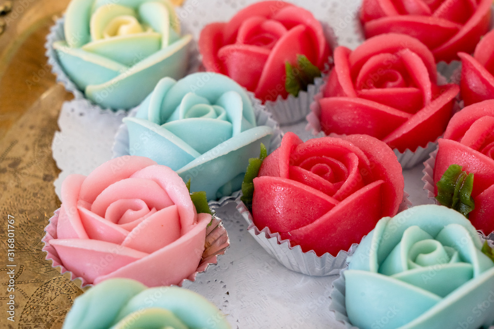 Aa-Lua candy that is made into a rose shape in a variety of colors The taste is sweet and fragrant. Aa-Lua candy that is made into a rose shape in a variety of colors The taste is sweet and fragrant.