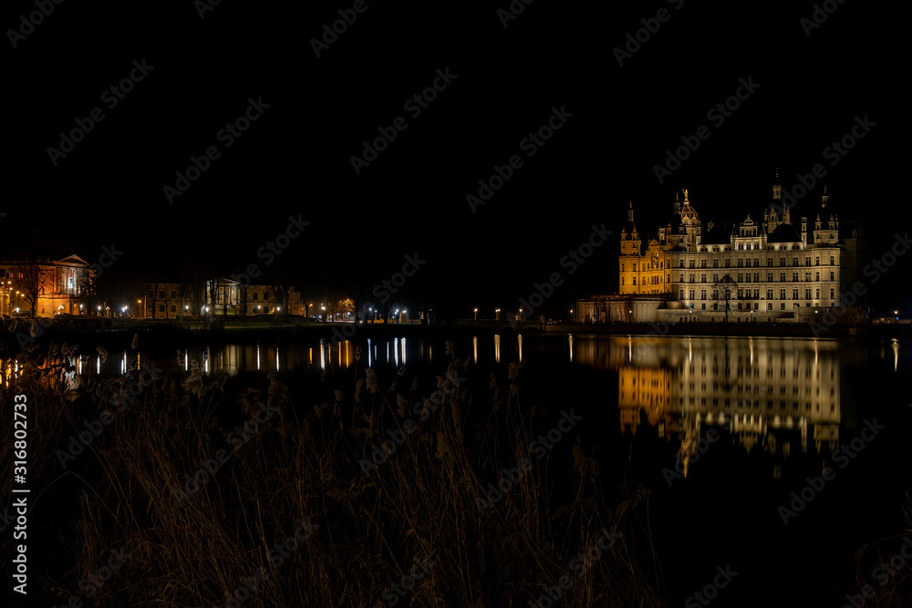 Naklejka premium historic Schwerin castle at night