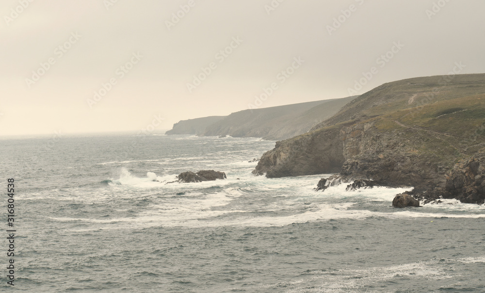 La Bretagne son rivage ses rochers ses falaises ses chemins côtiers ses ports de pêche anciens et nouveaux ses digues les vagues la puissance de l'Océan et l'immensité à perte de vue
