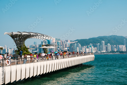 Фотография People at Tsim Sha Tsui Promenade (Avenue of the Stars) at Victoria Harbor in Ho