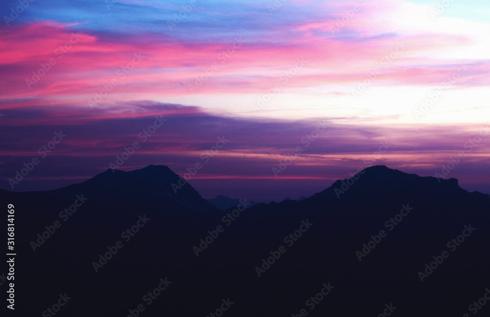 Obraz premium settles mountain peaks and rich colored clouds