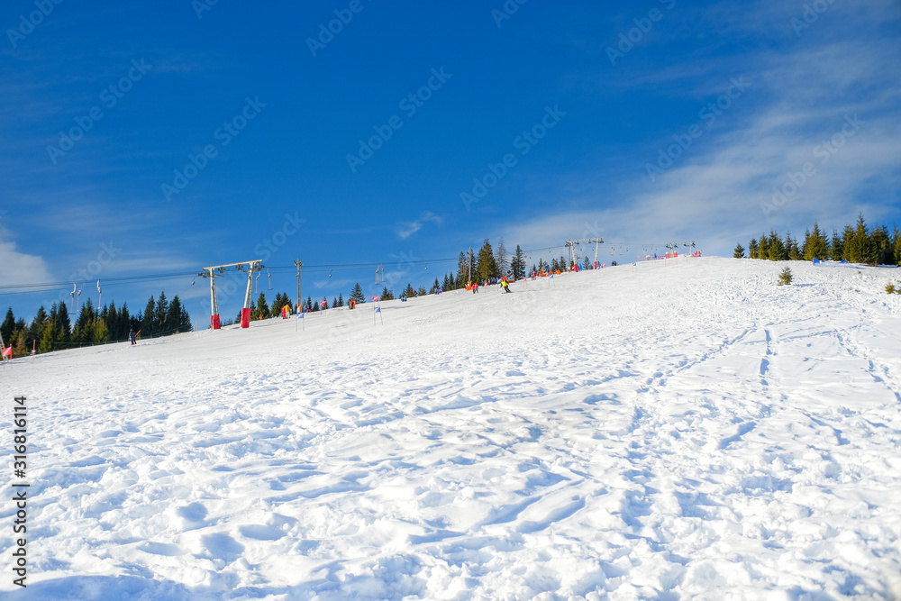 Arena Platos ski and snowboard station is located in the Cindrel mountains at an altitude of 1400 m, on the Poiana Poplacii plateau, 30 km from the city of Sibiu and 1 km from the entrance to Păltinis