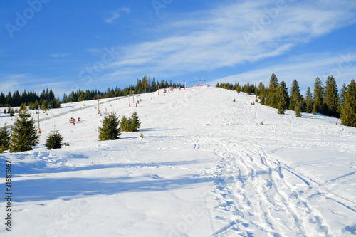 Arena Platos ski and snowboard station is located in the Cindrel mountains at an altitude of 1400 m, on the Poiana Poplacii plateau, 30 km from the city of Sibiu and 1 km from the entrance to Păltinis