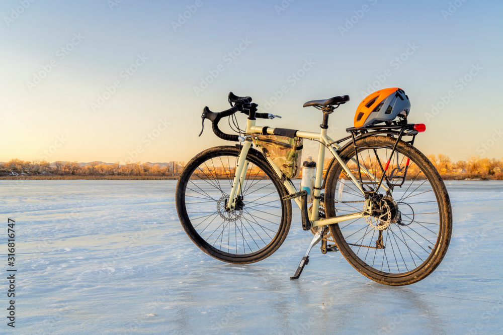 Obraz premium winter biking, touring or commuting