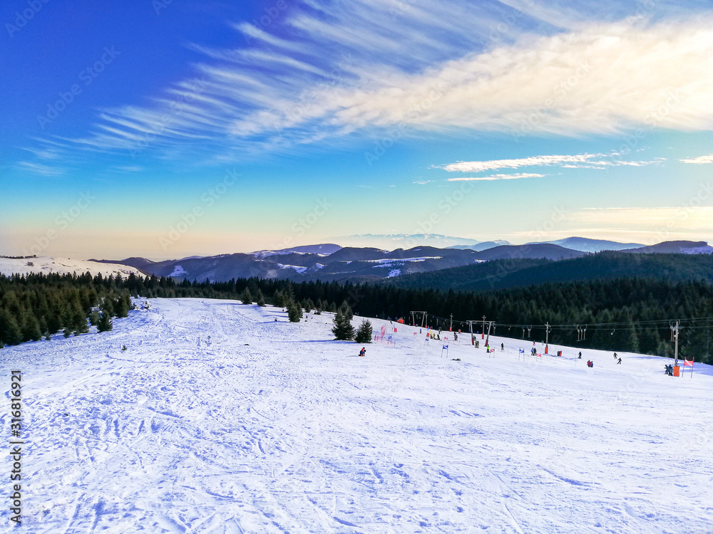 Arena Platos ski and snowboard station is located in the Cindrel mountains at an altitude of 1400 m, on the Poiana Poplacii plateau, 30 km from the city of Sibiu and 1 km from the entrance to Păltinis Arena Platos ski and snowboard station is located in the Cindrel mountains at an altitude of 1400 m, on the Poiana Poplacii plateau, 30 km from the city of Sibiu and 1 km from the entrance to Păltinis