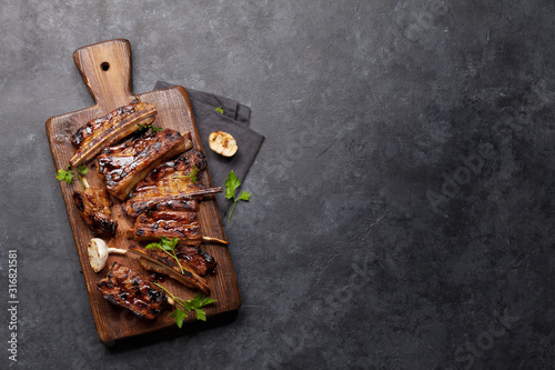 Foto Barbecue beef ribs with bbq sauce sliced
