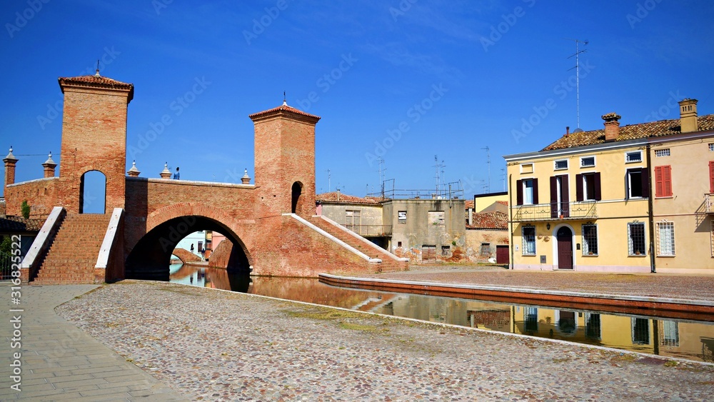 paesaggio del complesso architettonico Trepponti del 1638, il ponte più famoso e il monumento più rappresentativo della città di Comacchio in provincia di Ferrara, Italia