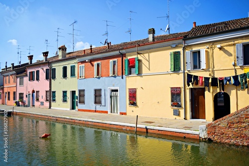 dimore caratteristiche nello storico borgo di Comacchio, città lagunare italiana detta anche piccola Venezia, in provincia di Ferrara in Emilia Romagna
