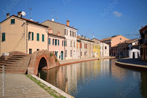 dimore caratteristiche nello storico borgo di Comacchio, città lagunare italiana detta anche piccola Venezia, in provincia di Ferrara in Emilia Romagna