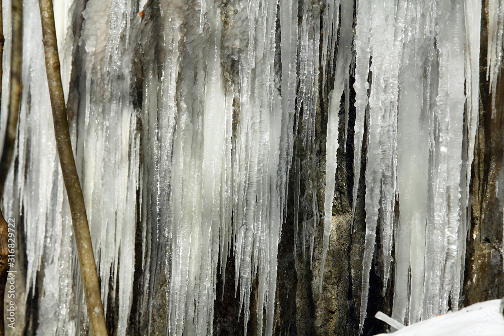 Obraz premium Icicles on a rock