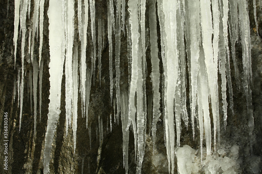 Obraz premium Icicles on a rock