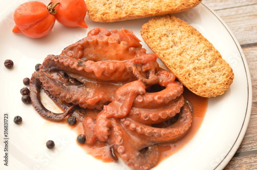 polipo alla luciana tipico piatto del sud italia pesce cibo gourmet photo