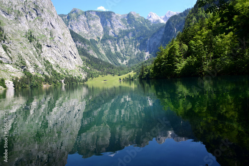 Fototapeta Naklejka Na Ścianę i Meble -  Bergpanorama spiegelt sich im See