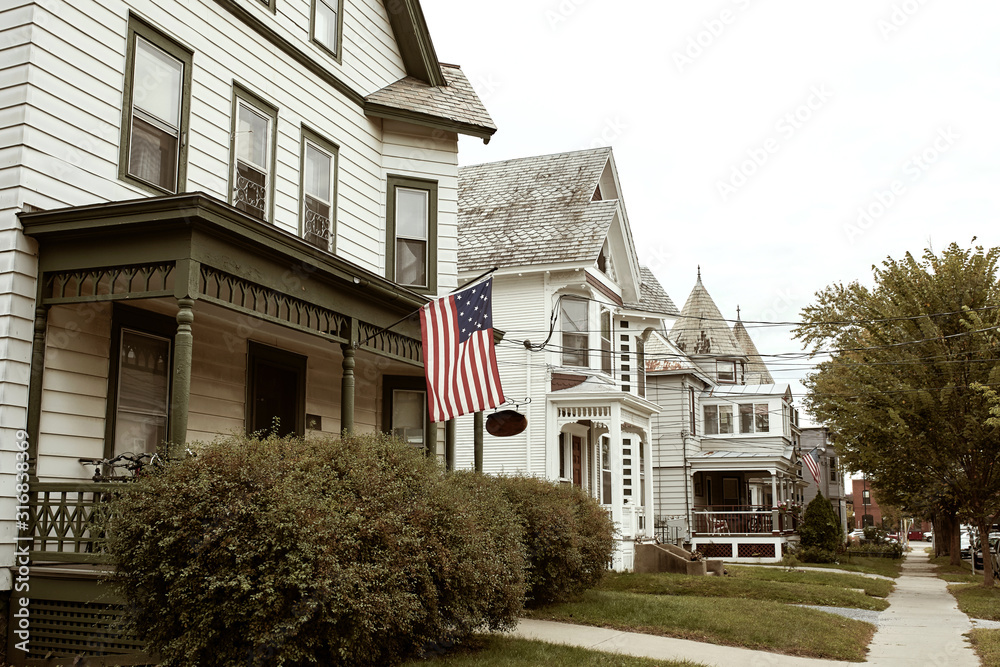 Φωτογραφία Residential street with row of white wooden houses in Burlington, Vermont on a Fall day