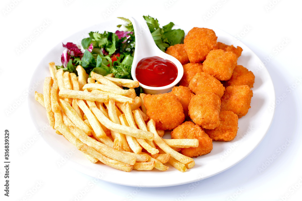 nuggetsy z kurczaka z frytkami i sałatą nuggetsy z kurczaka z frytkami i sałatą