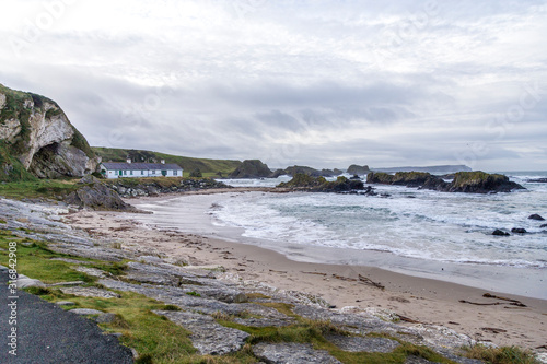 Obraz na płótnie Ballintoy Harbour w salonie
