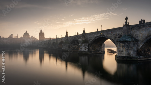 Prager Karlsbrücke zum Sonnenaufgang