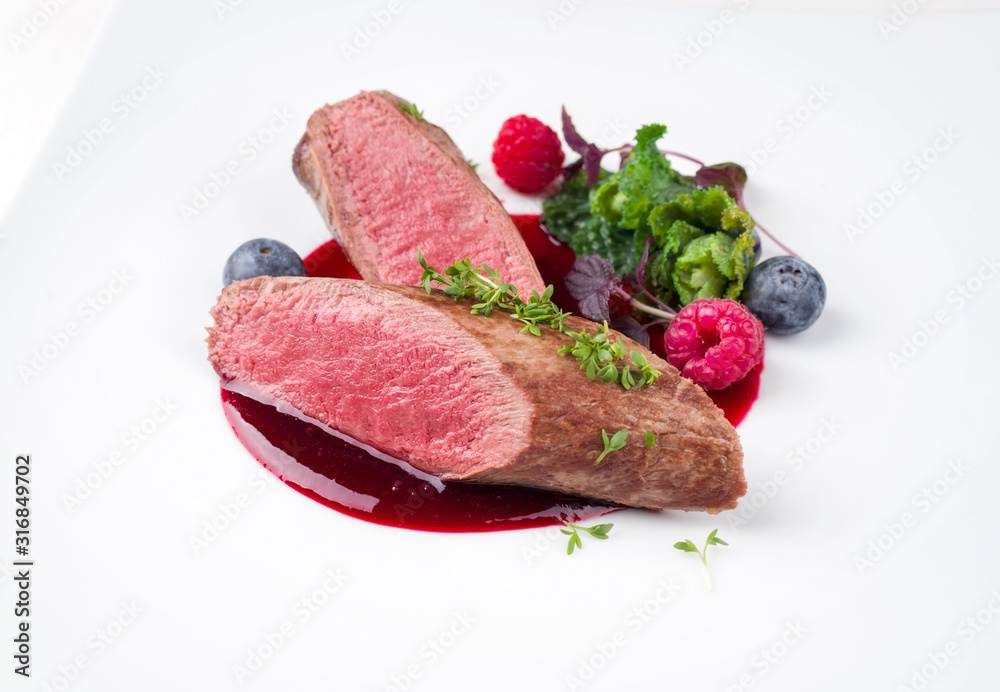 Gebratenes dry aged Hirschfilet Medaillon Steak natur mit Kalette und ...