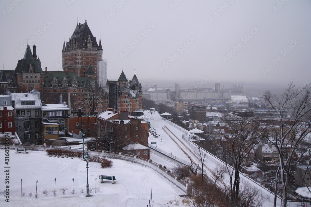Obraz premium Chateau Frontenac and Quebec city under the white snow