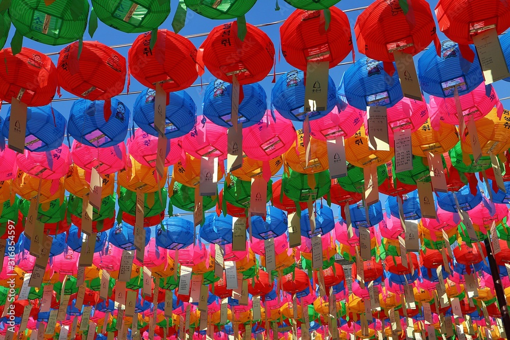 Obraz premium Seoul South Korea: Colorful temple lanterns in the sky symbol good luck for the new year 