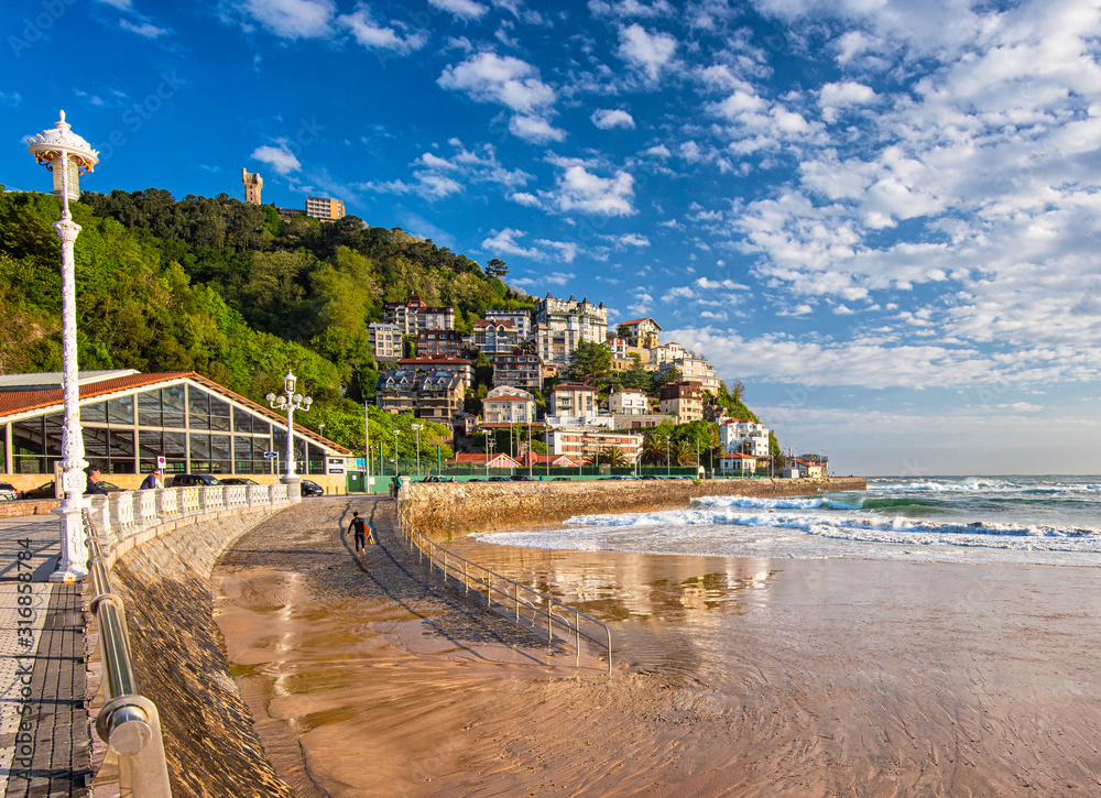 Obraz premium Nice beach with houses in San Sebastian, Spain