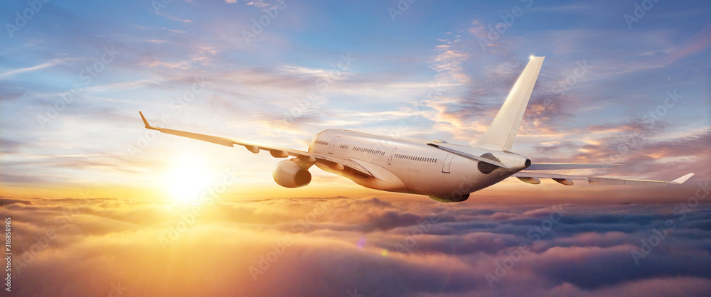 Fototapeta Samolot pasażerski lecący nad chmurami