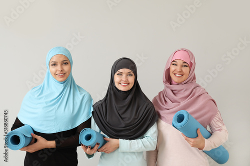 Sporty Muslim women with yo...