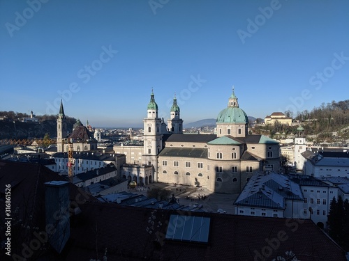 Der Salzburger Dom bei blauem Himmel und strahlendem Sonnenschein