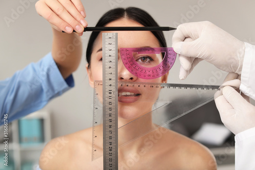 Plastic surgeon with assist...