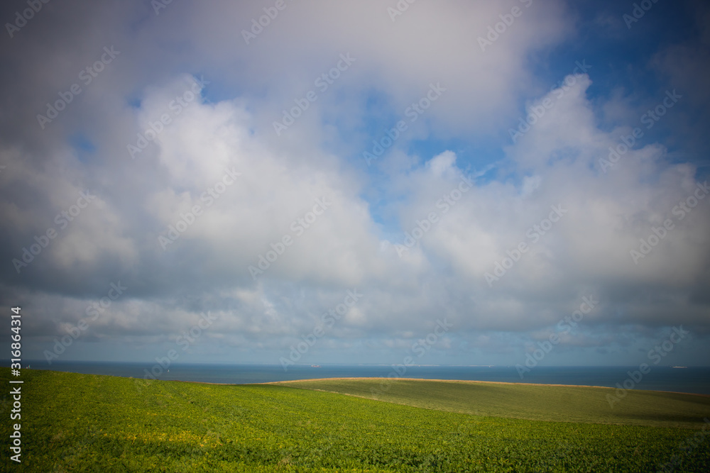 paysage des deux caps dans le Nord: champs, collines et mer paysage des deux caps dans le Nord: champs, collines et mer