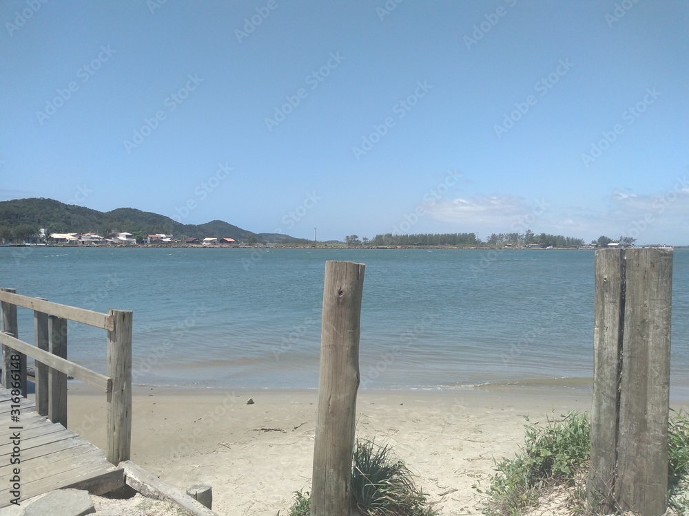 Paisagem de águas tranquilas em Laguna, Santa Catarina, Brasil