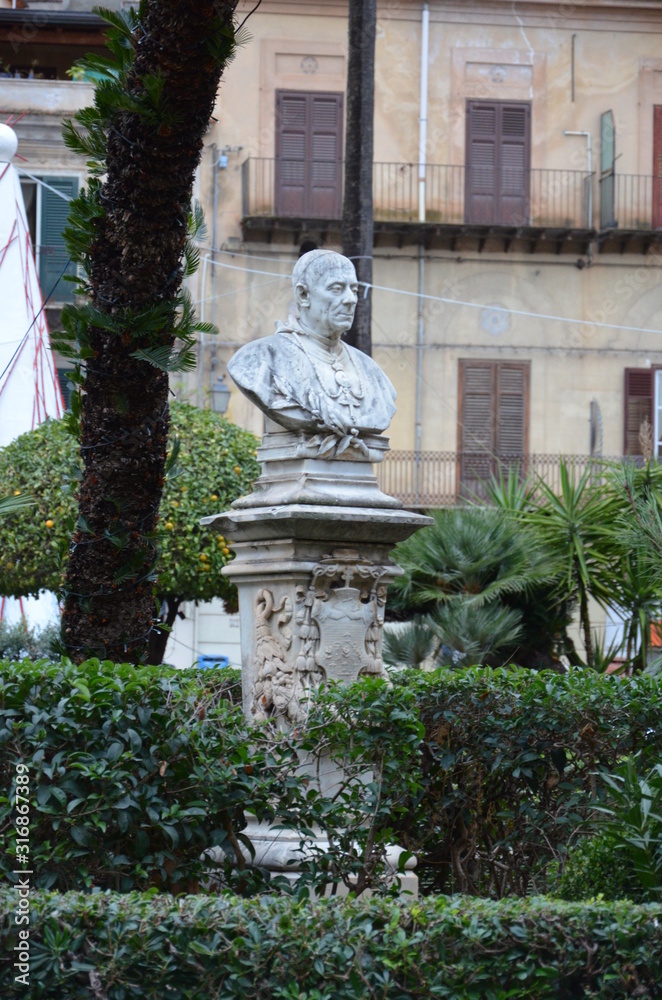 Obraz premium statue in the town square of Monreale, Sicily