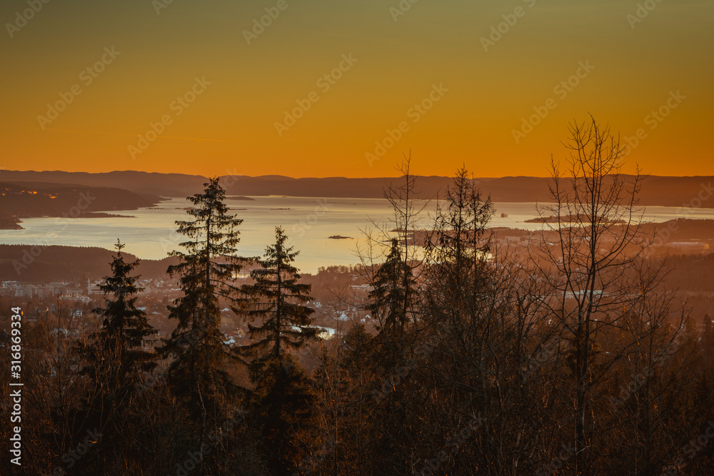 Zachód słońca nad Oslo stolicą Norwegii widok na Oslofjord - obrazy, fototapety, plakaty 