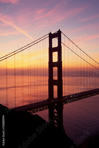 Fototapeta Naklejka Na Ścianę i Meble -  Golden Gate Bridge in waning twilight, CA