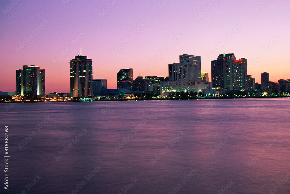 Obraz premium New Orleans skyline at twilight