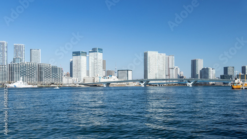 青空を背景に豊洲ふ頭から見た東京湾岸のビル群 © maruboland