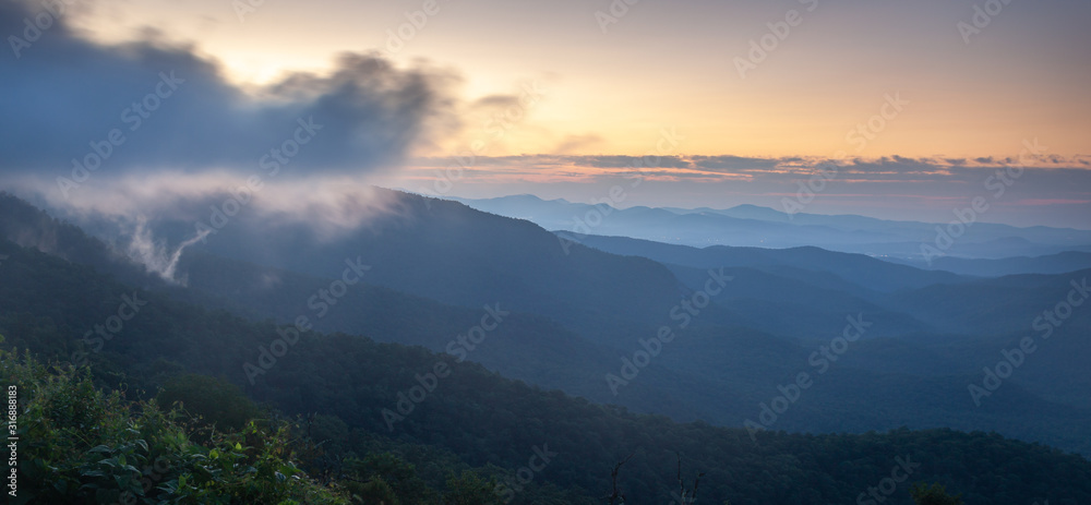 Fototapeta premium Panoramic photo at dawn in the Great Smoky Mountains in North Carolina