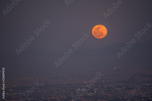 Esfera lunar en rojo