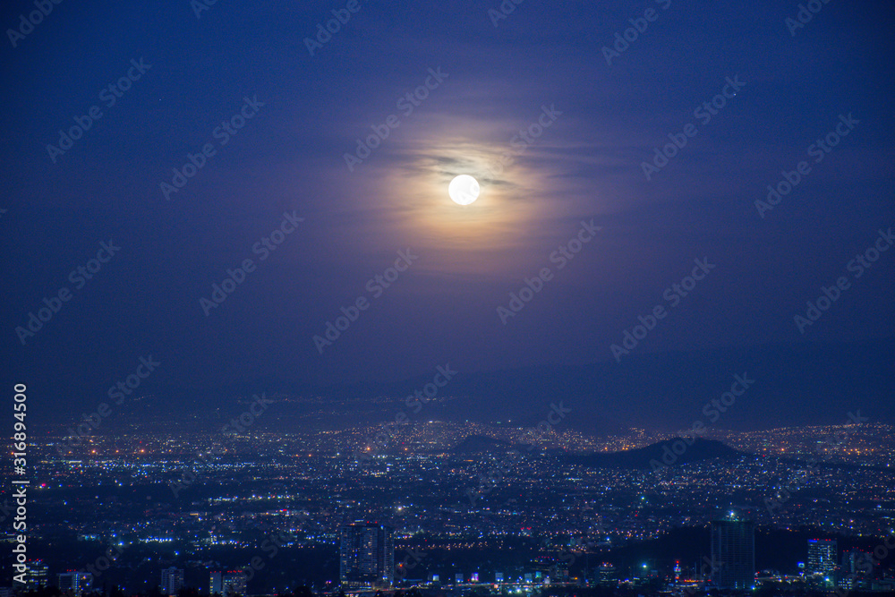 Luna llena sobre la ciudad