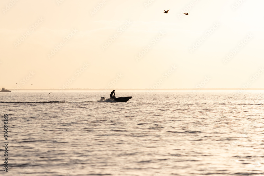 Fototapeta premium Fishing Boat Returning Home at Sunset in Oriental, North Carolina