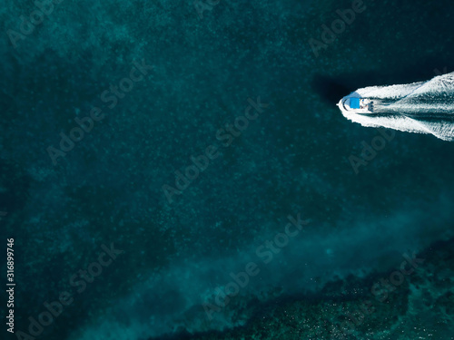 Aerial photography of a boat in the caribbean sea © Alex Wolf 