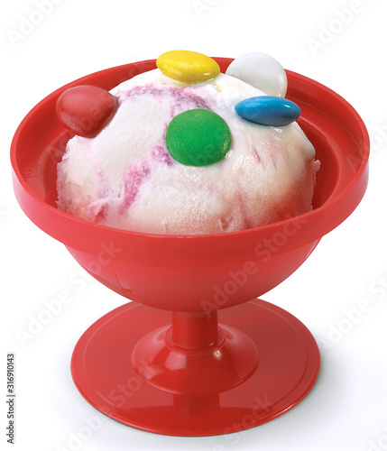 strawberry, ice-cream, ice cream, white, cold, isolated, bowl, pink, red, sundae, chocolate, delicious, icecream, vanilla, fresh, frozen, snack, berry